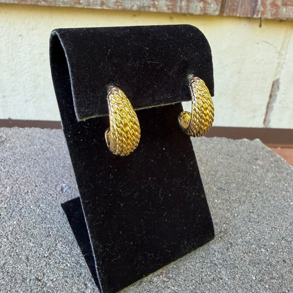 Vtg Napier Gold Hoop Earrings 1" Textured Basketweave Scale Chevron Pierced 80s